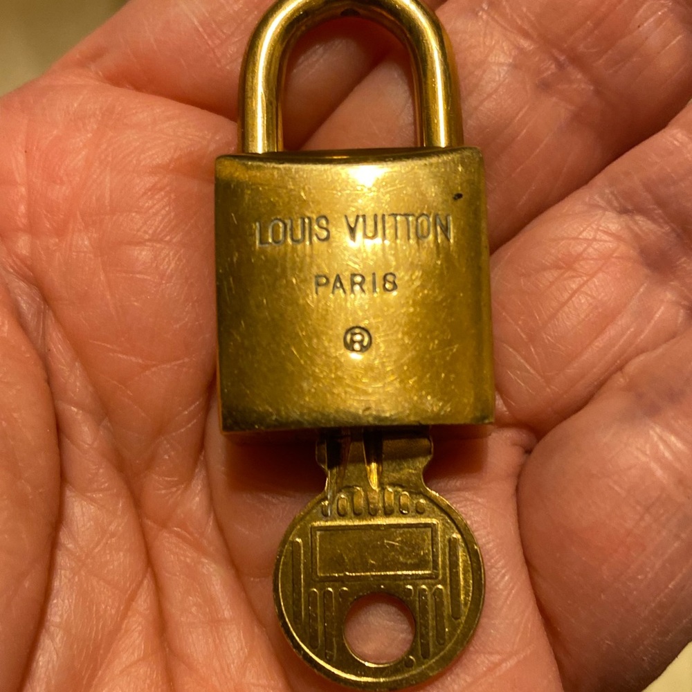 AUTHENTIC  LOUIS VUITTON LOCK AND KEY #224 - Picture 5 of 6